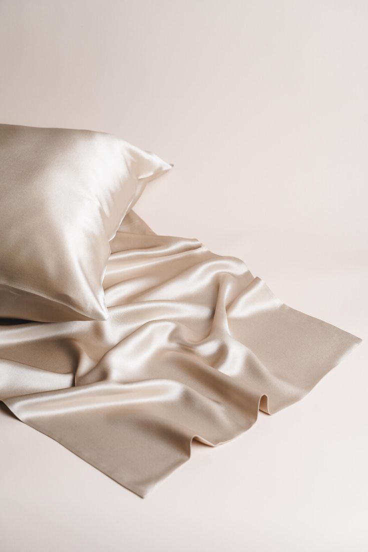 Microfiber vs Silk: choosing the perfect bedding material Microfiber vs Silk: choosing the perfect bedding material