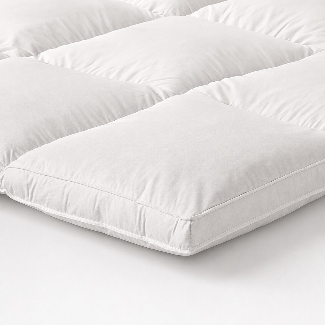 Gusset edge with double-stitched piping and bound seam on a quilted mattress topper - Comfytouch
