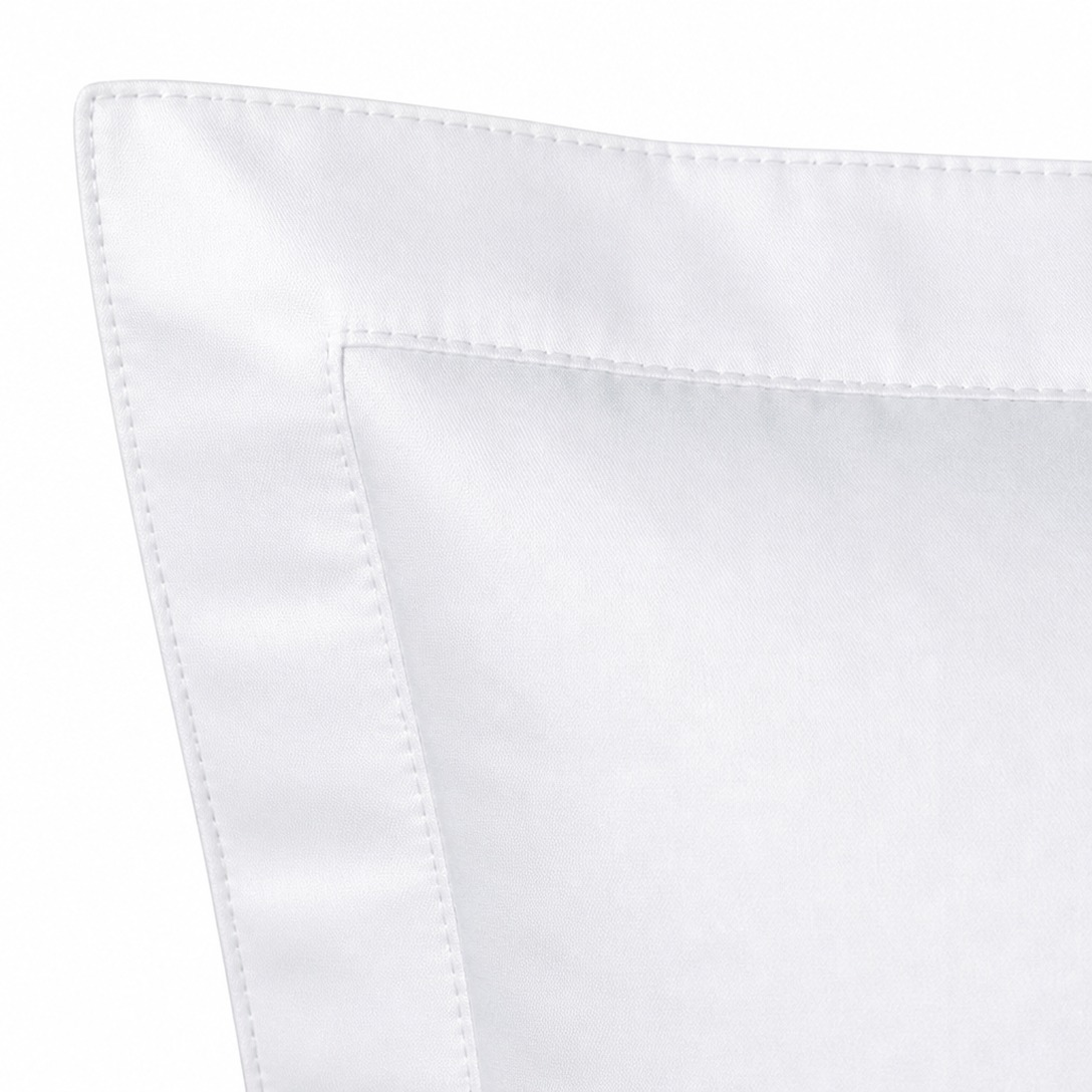 Flange edge and double stitching detail on a 100% cotton hotel pillow case - Comfytouch